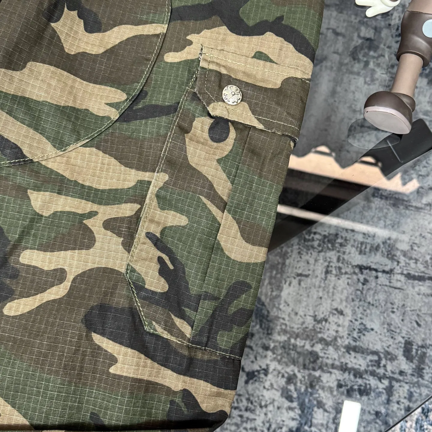 P280 Chrome HeartsCH camouflage logging pants straight-leg Sanskrit unisex overalls, W-level cabinet, patchwork cross pattern embellishment, high-waisted washed jeans! ! Absolutely high-end luxury products, 1.9W-level god-level single products, super popular products, built with top heavy industry, a magic weapon that cannot be missed. About Zangyin, this is an extremely luxurious fashion brand, which can also be called the aristocrats of the high street. It has always been an exclusive brand for some hipsters or the rich second generation. Compared with ordinary high streets, it is more luxurious and noble. Compared with luxury brands, it has a more fashionable personality and has always been a brand that I have a special liking for. Imported yarn is custom-woven into a high-density twill canvas, which ensures a crisp silhouette while also making the fabric very delicate to the touch. It follows the B01 classic silhouette, with a crisp and stylish upper body. The ready-made garments are stone-milled and fermented, so they can be matched with any style. Buttons and zippers are made of authentic YKK retro metal products. Double-layer canvas on the front knees has perfect details. All hardware is customized. Color: Camouflage Size: 28/30/32/34/36 Waist: 74/79/84/89/94 Sitting: 104/109/114/119 Pants length: 101/102/104/106/108